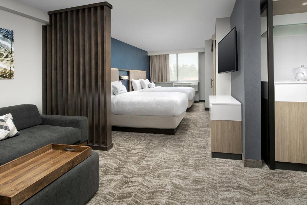Queen Suite with Two Queen Beds, Bathtub and Sofa Bed - Mobility Access interior